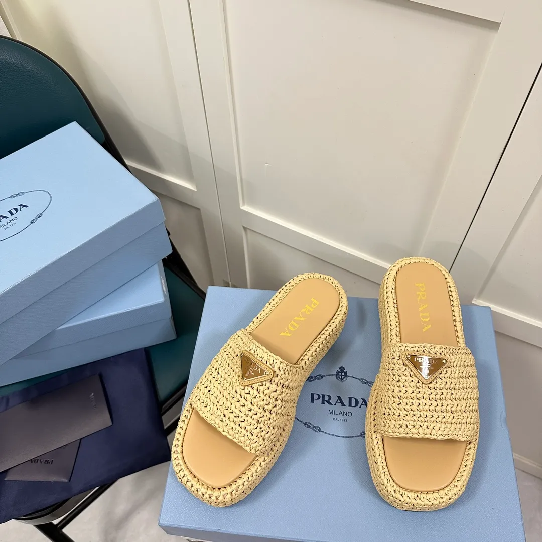 👟👟Ex-factory price 420👟👟 Prada’s new woven shoes and straw slippers! This year's popular straw series, lazy people's must-have slippers, look so good on your feet! ●Material: original uniform grass weave ●Inner padding: sheepskin lining ●Outsole: rubber outsole ●Number of yards: 35～40 (40 41 customized)